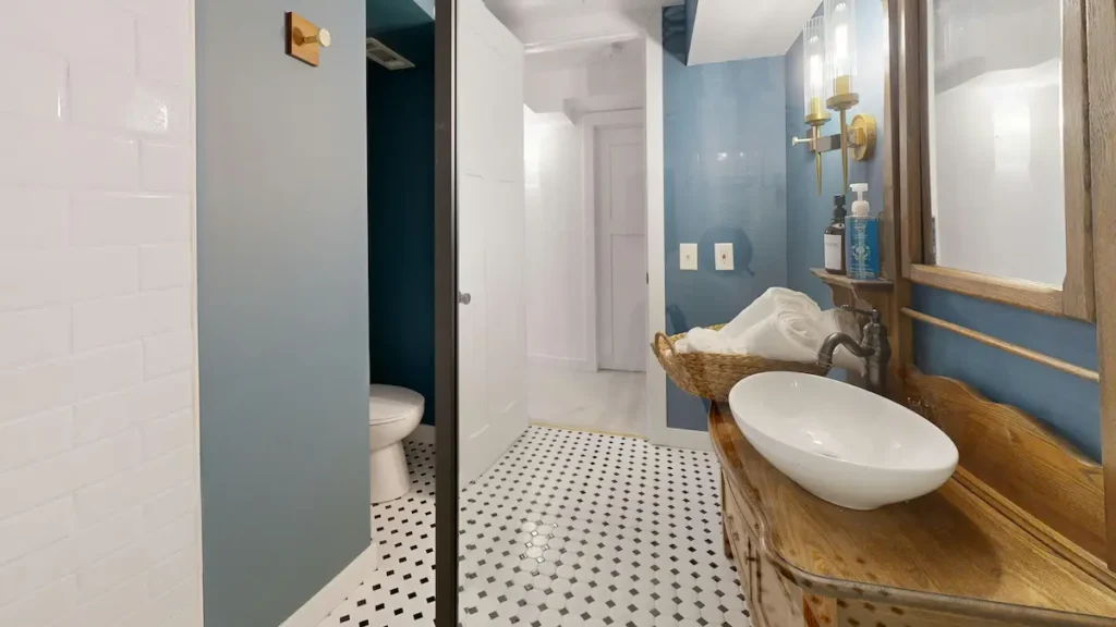 Unique bathroom design with wood and a blue shade combination 